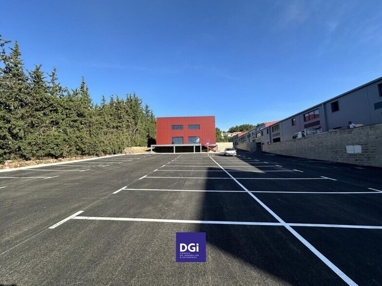 Flex in Nimes for lease - Building Photo - Image 2 of 15