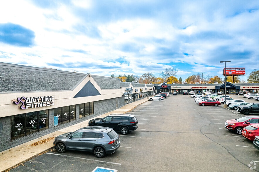 1686 Suburban Ave, Saint Paul, MN for lease - Primary Photo - Image 1 of 10