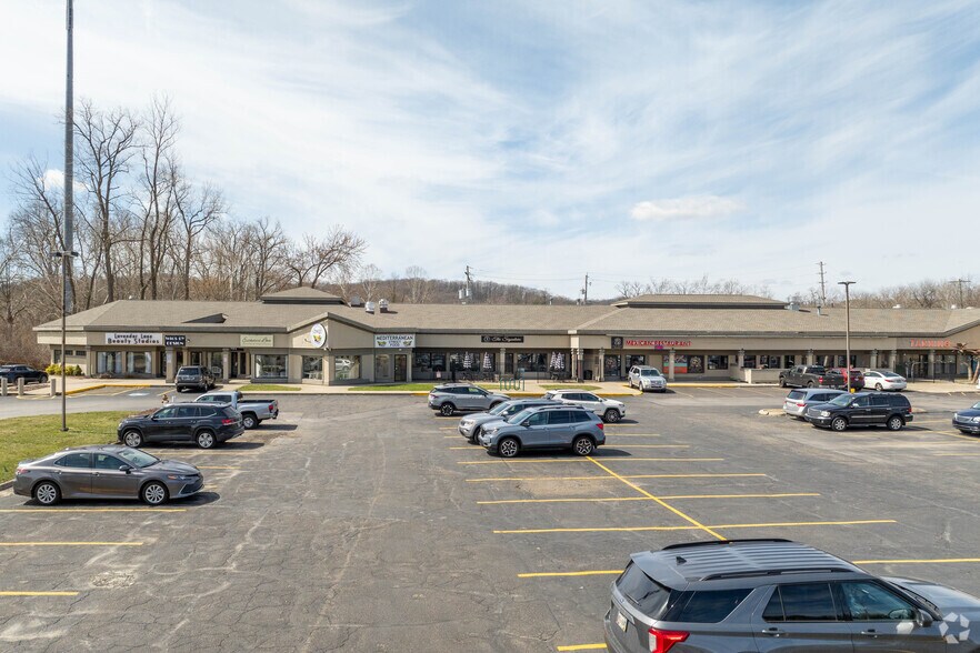 1562 Akron Peninsula Rd, Akron, OH à vendre - Photo du bâtiment - Image 2 de 20