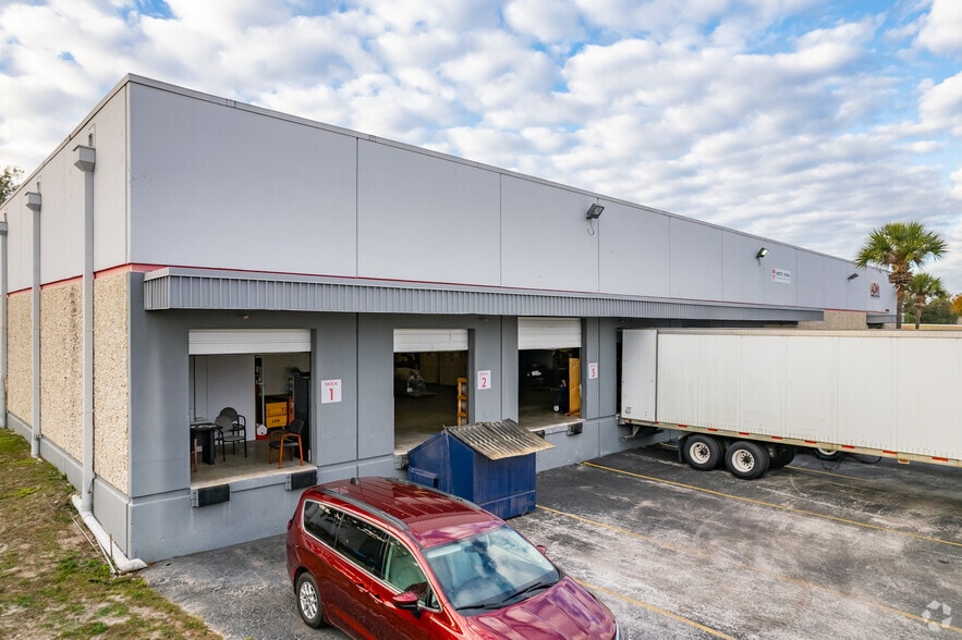 5690-5698 W Crenshaw St, Tampa, FL à louer - Photo du bâtiment - Image 3 de 7