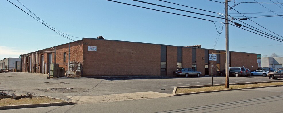 194-204 N Fehr Way, Bay Shore, NY for lease - Building Photo - Image 2 of 9