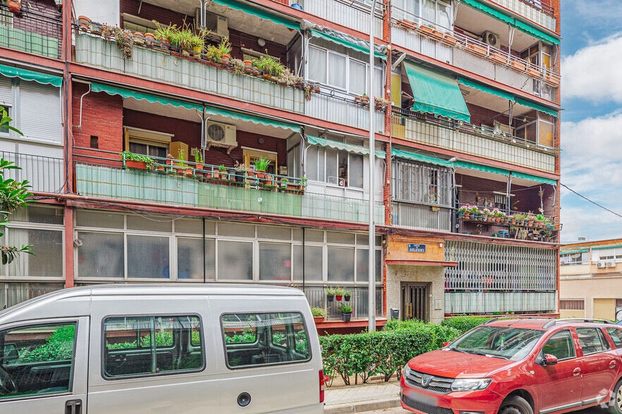 Calle de Aguilafuente, 9, Madrid, Madrid for sale - Building Photo - Image 2 of 2