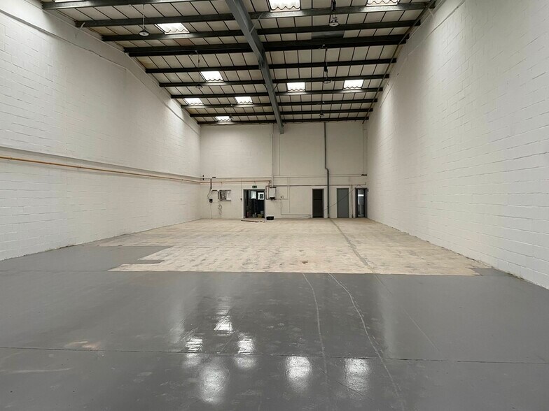 37-44 Potters Ln, Milton Keynes à louer - Photo du bâtiment - Image 3 de 28