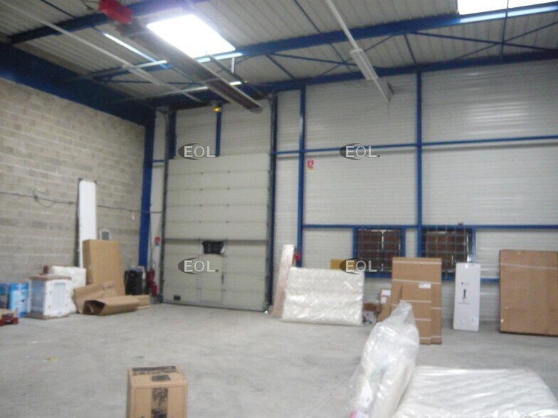 Flex in Chelles for lease - Interior Photo - Image 1 of 2