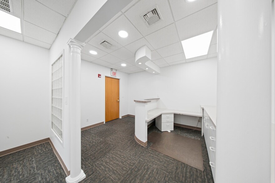 96 E Main St, Little Falls, NJ à louer - Photo intérieure - Image 3 de 25