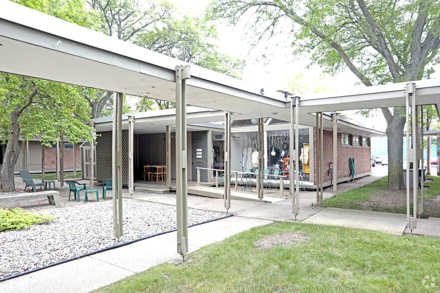 23023 Orchard Lake Rd, Farmington Hills, MI for lease - Primary Photo - Image 3 of 6