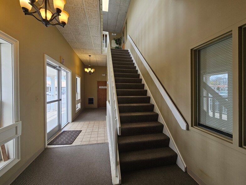 1755 Meriden Waterbury Tpke, Plantsville, CT à vendre - Photo du bâtiment - Image 2 de 24