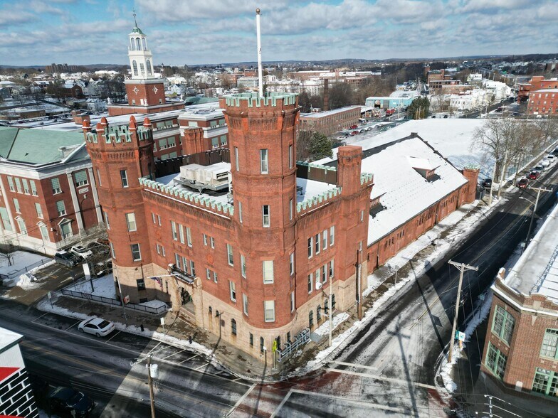 172 Exchange St, Pawtucket, RI à louer - Photo du bâtiment - Image 1 de 52