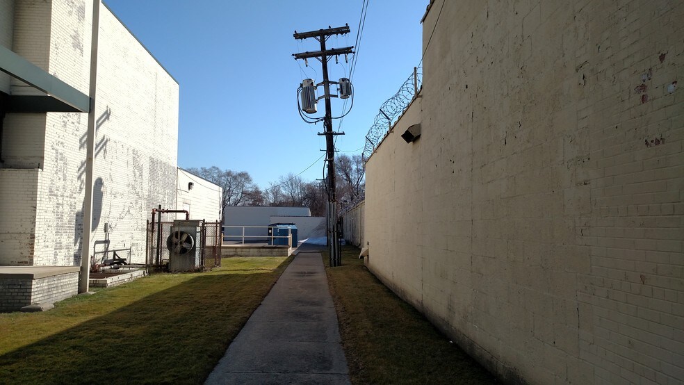 17910 Van Dyke St, Detroit, MI à vendre - Photo du bâtiment - Image 3 de 27