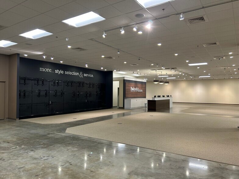 4610 Clyde Morris Blvd, Port Orange, FL à vendre - Photo intérieure - Image 2 de 9