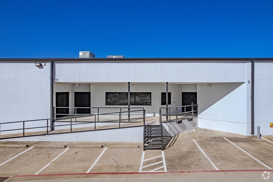 152-160 Continental Ave, Dallas, TX for lease - Building Photo - Image 3 of 17
