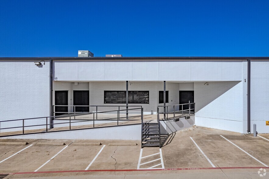 152-160 Continental Ave, Dallas, TX à louer - Photo du bâtiment - Image 3 de 17