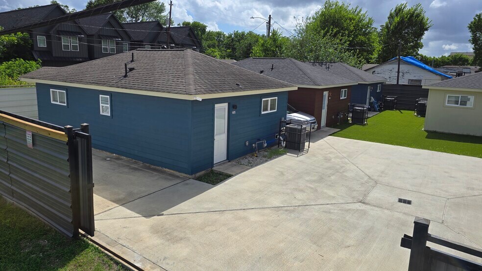 Turnkey Six-Unit Investment - Astrodome portefeuille de 2 propriétés à vendre sur LoopNet.ca - Aérien - Image 3 de 49