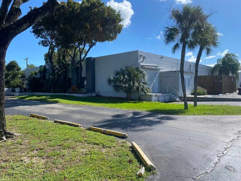 2900 Gateway Dr, Pompano Beach, FL for sale - Building Photo - Image 2 of 11
