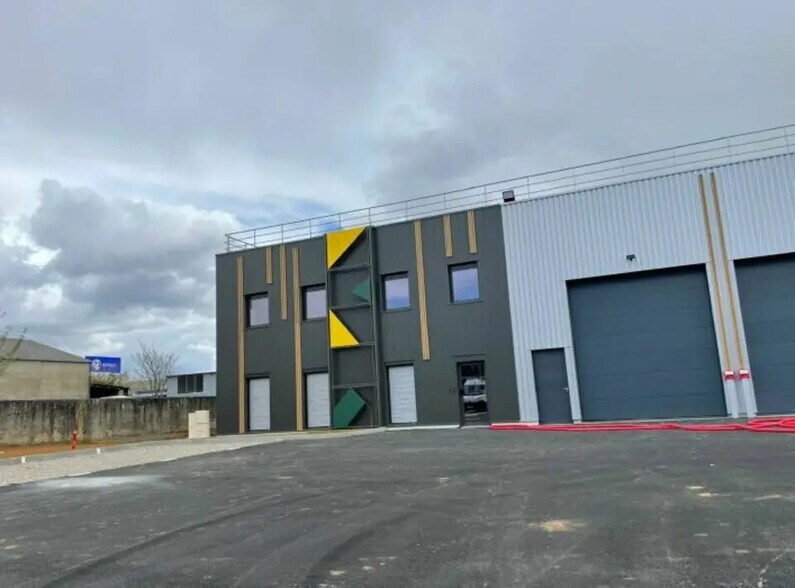 Flex in Saint-Priest for lease - Building Photo - Image 2 of 11