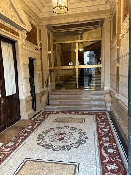 Bureau dans Paris à vendre - Photo du bâtiment - Image 2 de 8