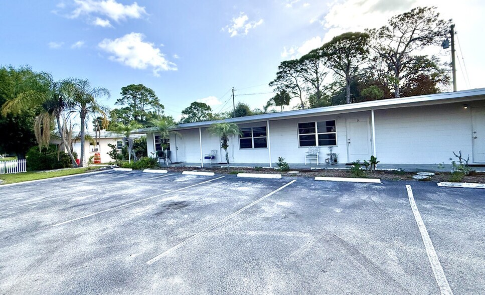 371 Smallwood Ave, Fort Pierce, FL for sale - Building Photo - Image 2 of 34