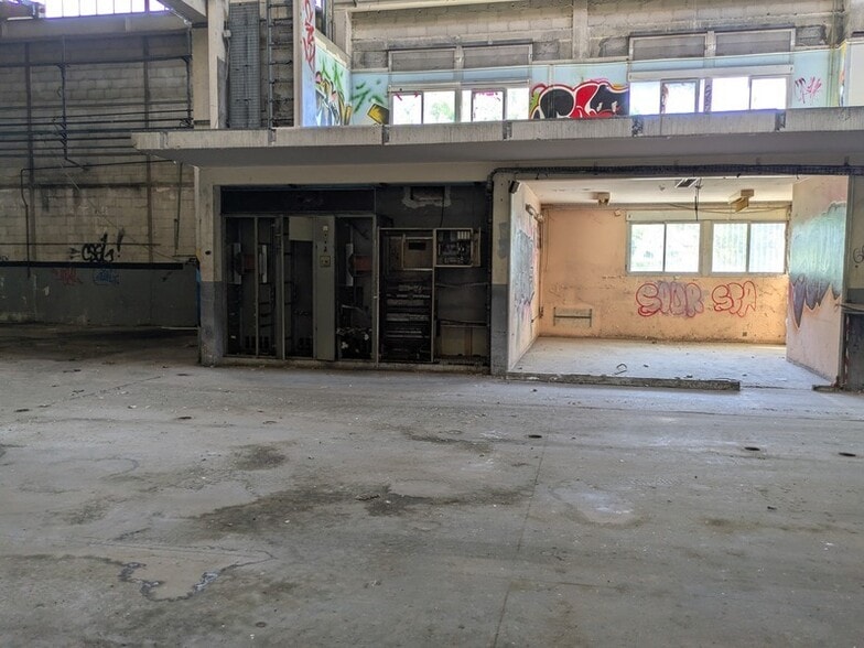 Industrial in Givors for lease - Building Photo - Image 3 of 9