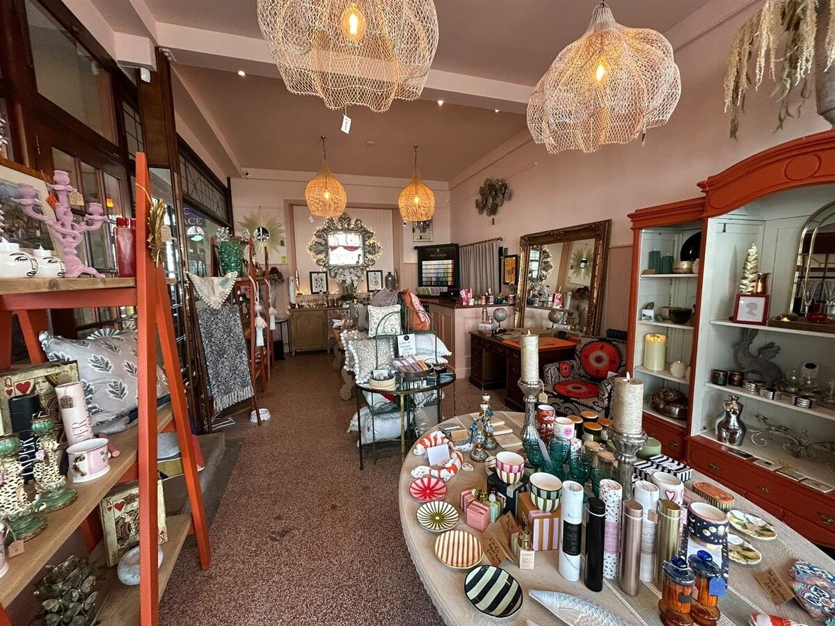35 South St, Bridport, DOR DT6 3NY - Unit 35 & 35a - - Interior Photo - Image 1 of 4