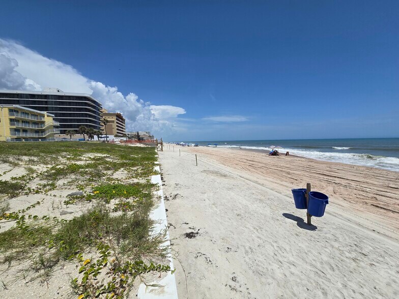 N Atlantic Ave, Daytona Beach, FL à vendre - Photo du bâtiment - Image 2 de 9