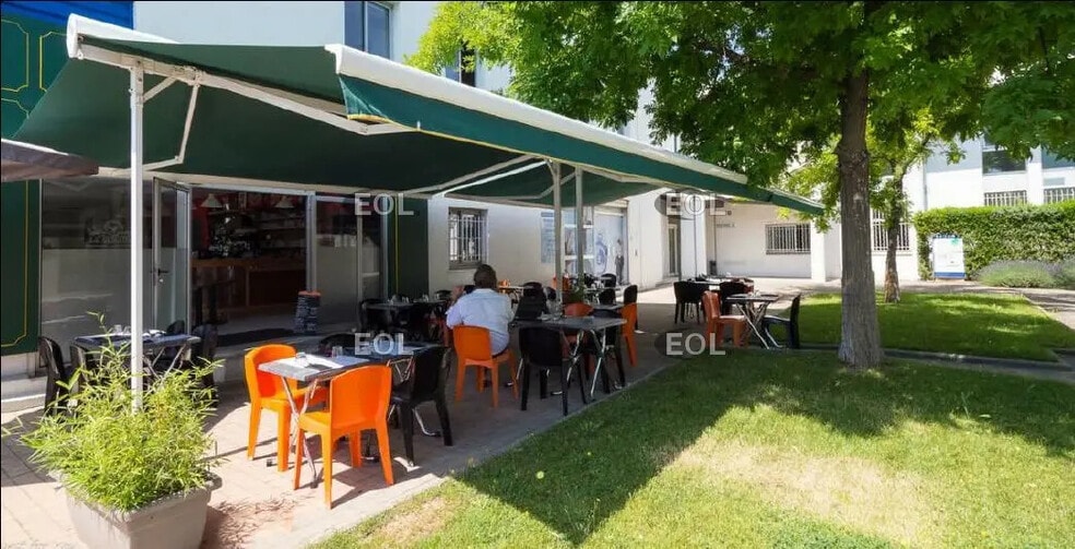 Retail in Vitrolles for lease - Building Photo - Image 3 of 7