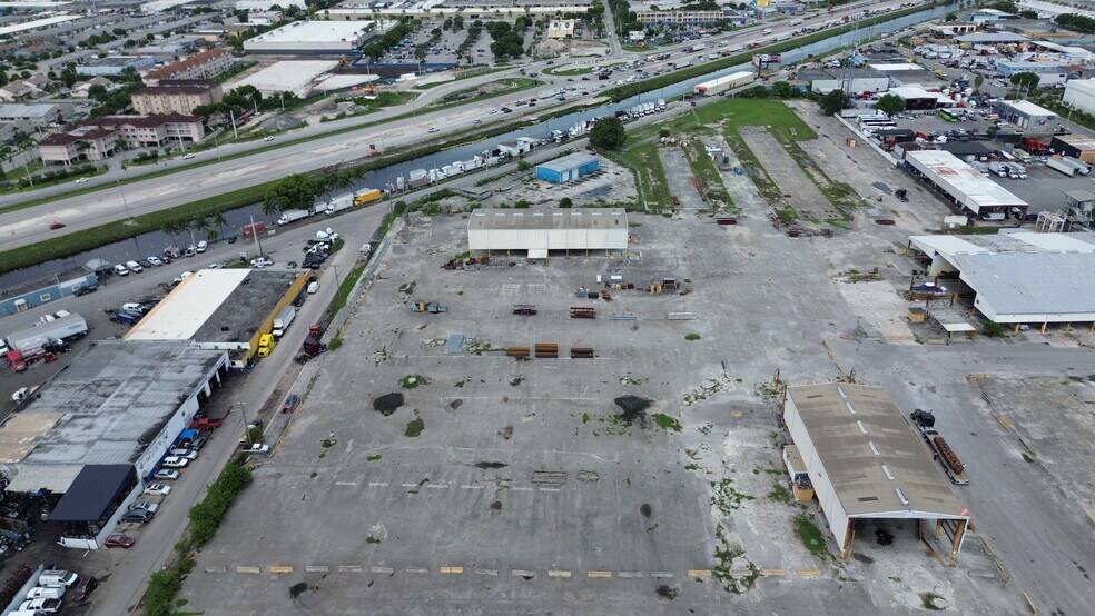 9498 NW South River Dr, Medley, FL à louer - Photo du bâtiment - Image 2 de 2