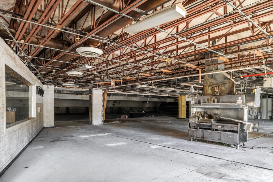 3220 Stanton St, Springfield, IL for sale - Interior Photo - Image 2 of 18