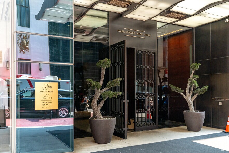 157 W 57th St, New York, NY à louer - Photo du bâtiment - Image 3 de 9