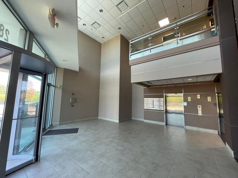 28160 W Northwest Hwy, Lake Barrington, IL for lease - Interior Photo - Image 2 of 10