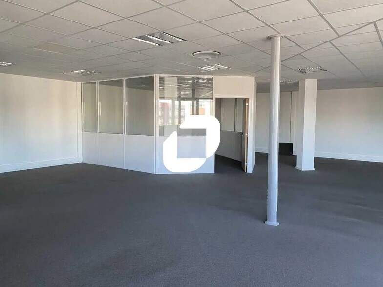 Office in Pessac for lease - Building Photo - Image 3 of 9