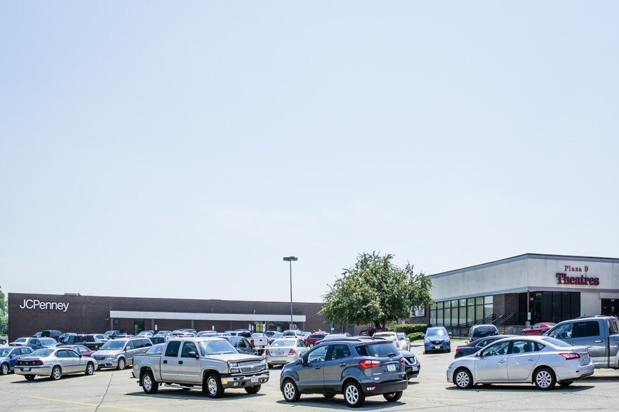 2500 S Center St, Marshalltown, IA à louer - Photo du bâtiment - Image 2 de 5