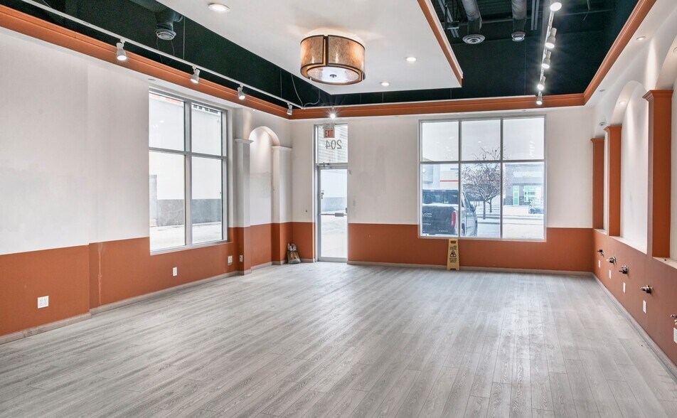9950 Macleod Trl SE, Calgary, AB à louer - Photo du bâtiment - Image 3 de 3