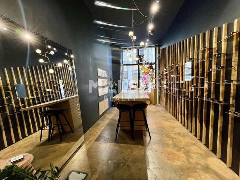 Retail in Lyon for lease - Interior Photo - Image 1 of 2