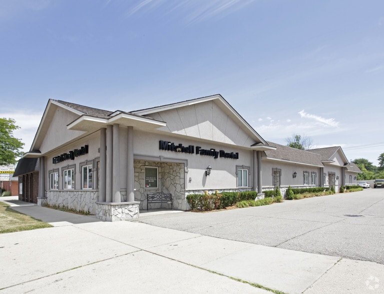 29820 Harper Ave, Saint Clair Shores, MI for lease - Primary Photo - Image 1 of 3
