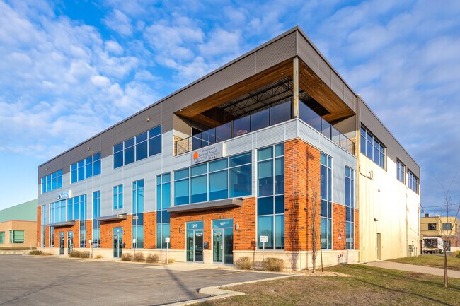 Plus de détails pour 1027 Boul Des Entreprises, Terrebonne, QC - Flex à vendre