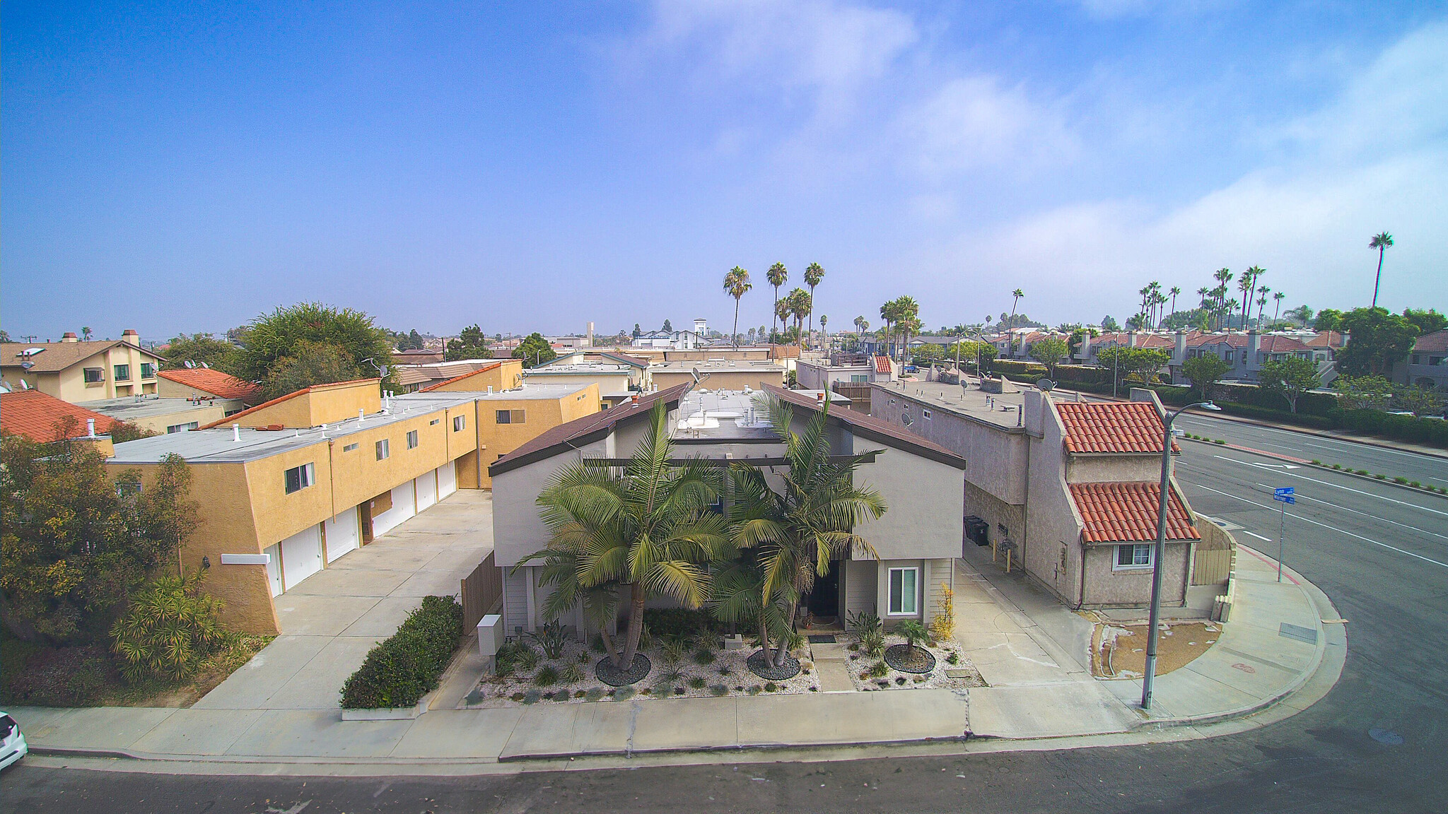 16972 Lynn Ln, Huntington Beach, CA à vendre Photo du bâtiment- Image 1 de 28