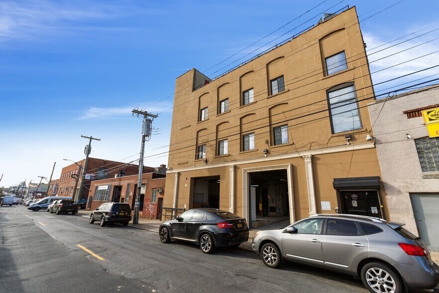 1532 127th St, College Point, NY à louer - Photo du bâtiment - Image 3 de 8