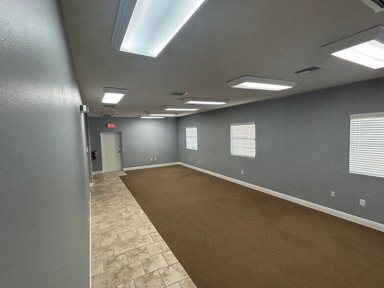 565 S Hercules Ave, Clearwater, FL à louer - Photo du bâtiment - Image 3 de 12