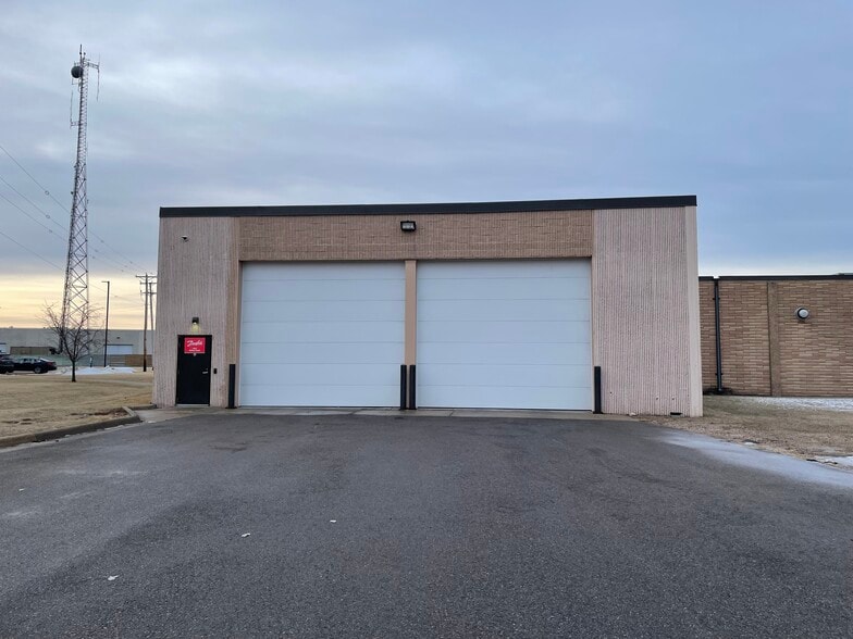 7955 Wallace Rd, Eden Prairie, MN for sale - Building Photo - Image 3 of 18