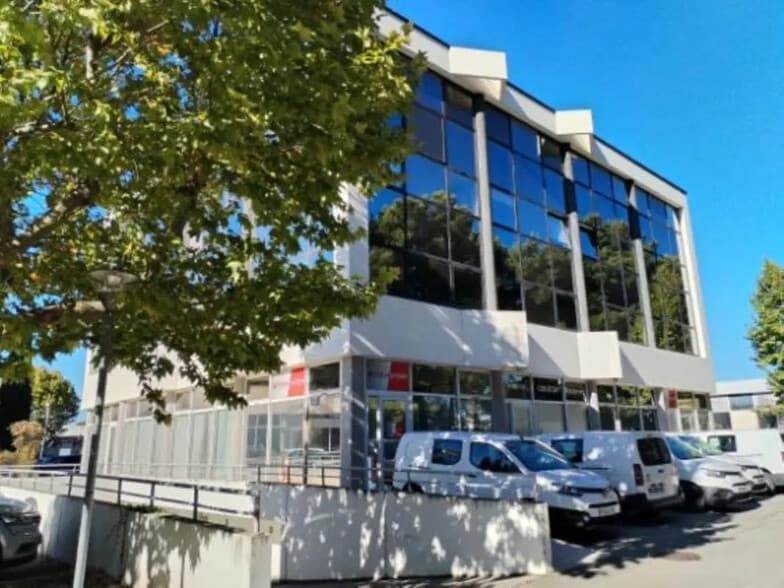 Office in Aix-en-Provence for lease - Building Photo - Image 2 of 12