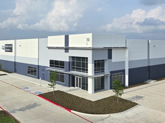 701 North Red Bud Lane, Round Rock, TX à louer - Photo du bâtiment - Image 2 de 9