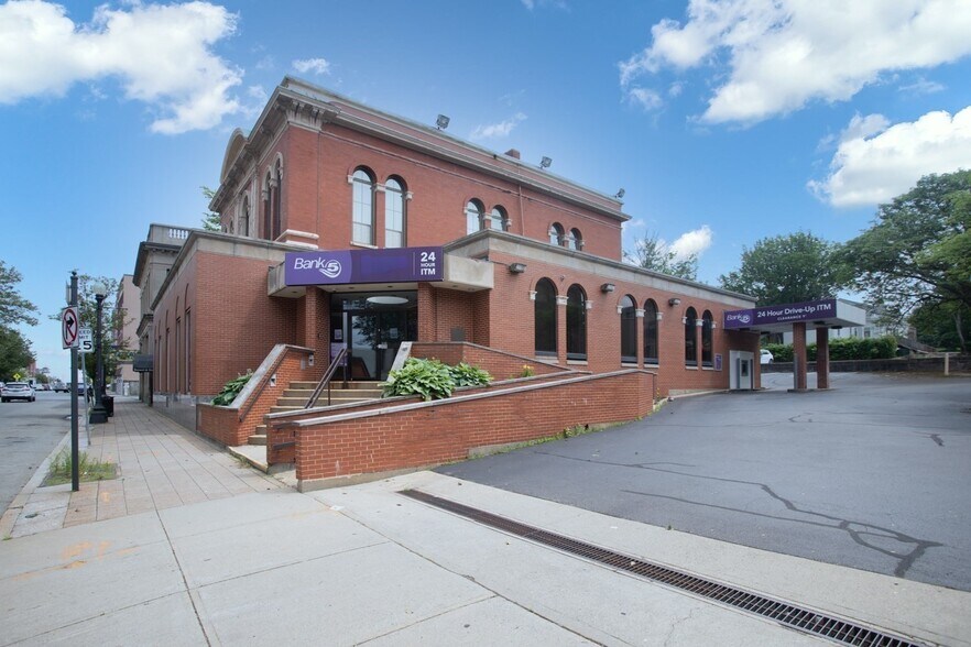 141 N Main St, Fall River, MA à louer - Photo du bâtiment - Image 3 de 7