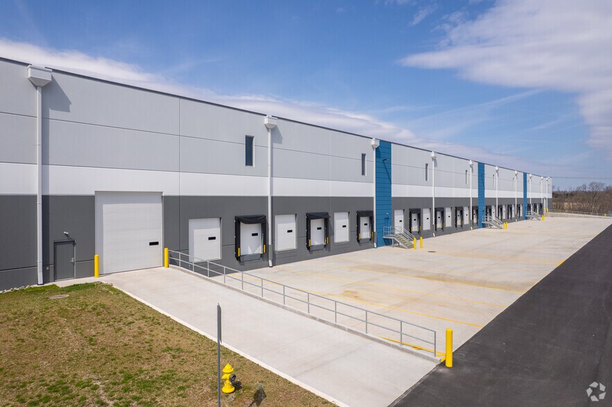 205 Schoolhouse Rd, Souderton, PA à louer - Photo du bâtiment - Image 2 de 5