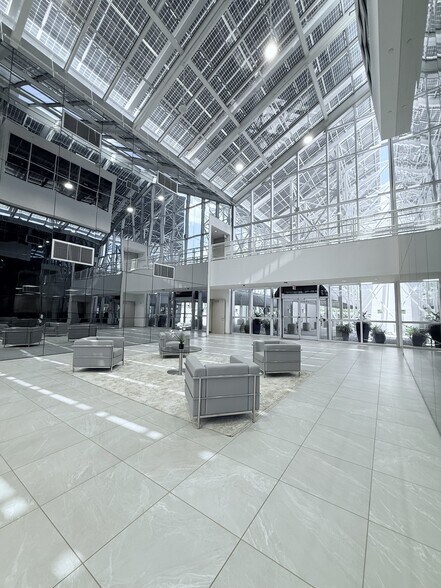 4406 W Linebaugh Ave, Tampa, FL à louer - Photo du bâtiment - Image 2 de 11