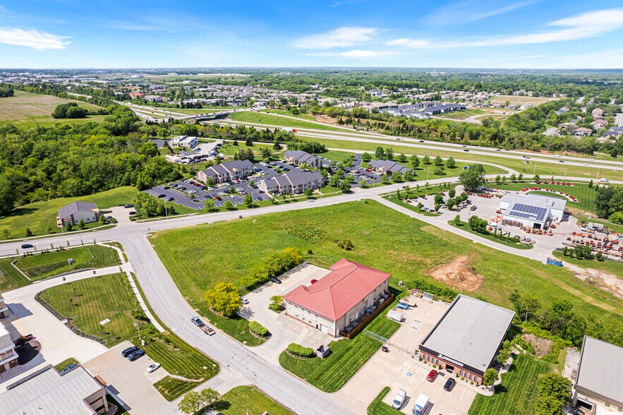 4120 NE Port Dr, Lee's Summit, MO à vendre - Photo du bâtiment - Image 3 de 8