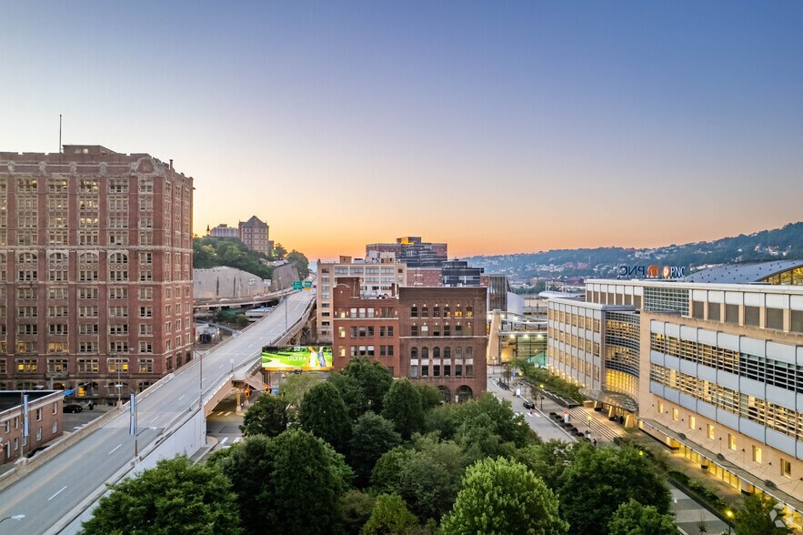 100 Ross St, Pittsburgh, PA à louer - Photo du bâtiment - Image 3 de 8