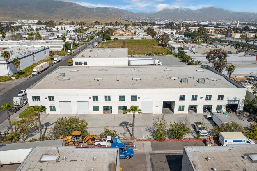 9835 Marconi Dr, San Diego, CA à louer - Photo du bâtiment - Image 2 de 11