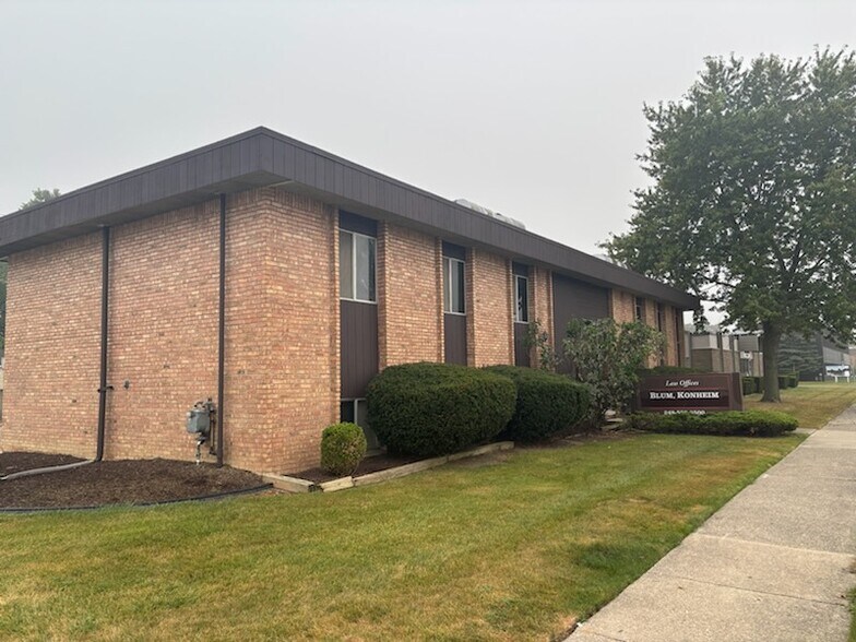 15815 Twelve Mile Rd, Southfield, MI à vendre - Photo du bâtiment - Image 2 de 4