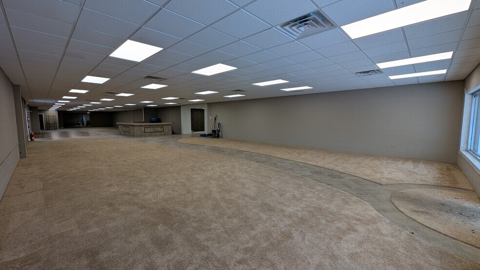 211 N Dixie Way, South Bend, IN à vendre - Photo du bâtiment - Image 2 de 15