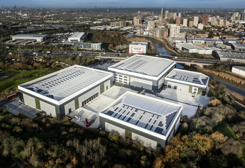 Jenkins Ln, Barking à louer - Photo du bâtiment - Image 2 de 15